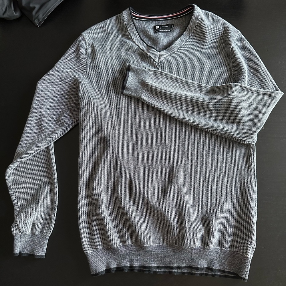 Organic cotton v-neck sweater by Le 31 exclusive from Simons